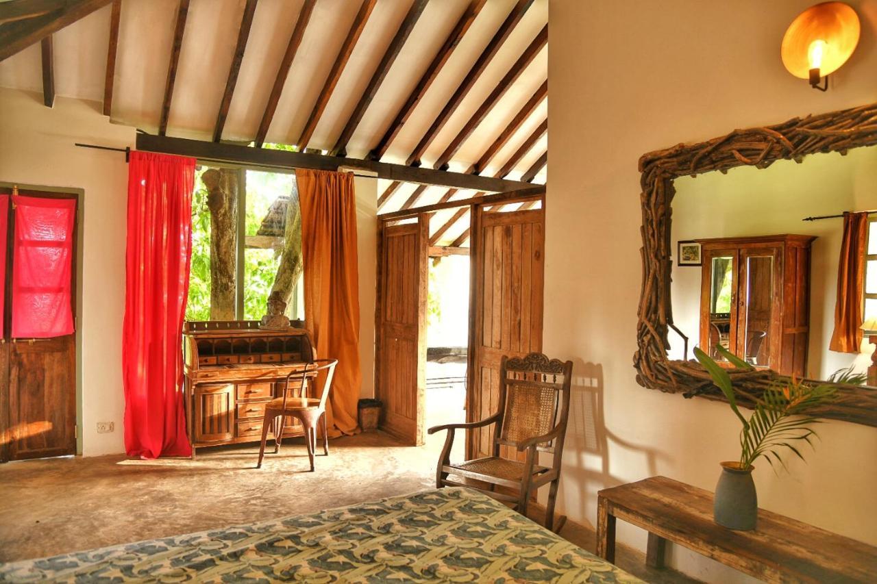Jardin D'Ulysse & Hard Rock Bed & Breakfast Morjim Exterior photo